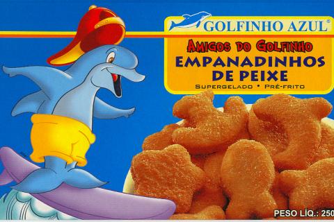 Embalagem de empanadosde peixe com golfinho surfista